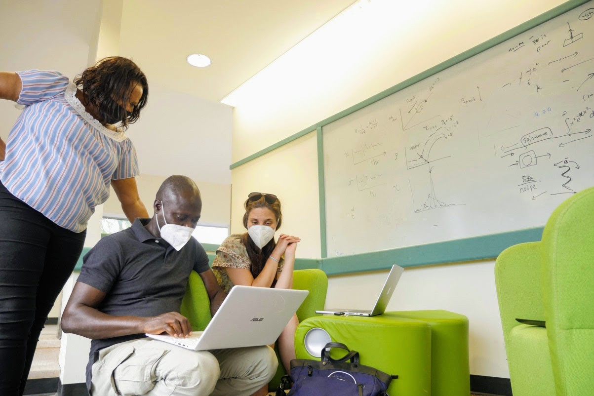 From left to right, Winfred Mueni Mulwa from Egerton University in Kenya and Bamidele Ibrahim Adetunji from Bells University of Technology in Nigeria collaborate with Elif Ertekin at the University of Illinois, Urbana-Champaign, in 2022. The visit was borne out of USAfrI, an initiative supported by the APS Innovation Fund.