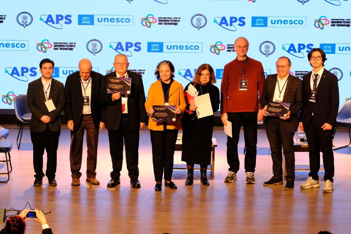 Participants at the student-led quantum science event in January 2026 organized by Turkey’s Meteor Science Club with APS support.